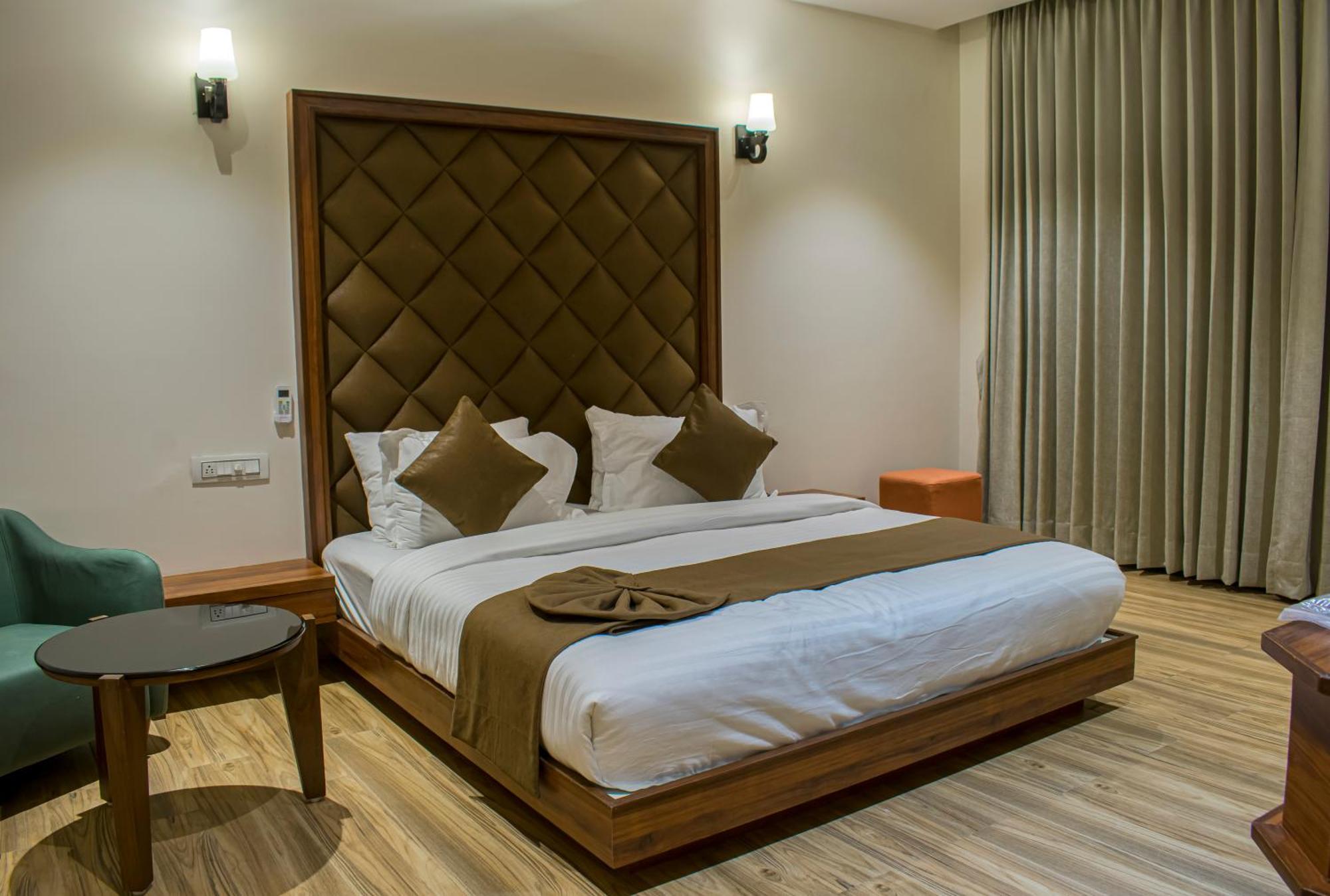 Krishna Riverside Resort Vasad Extérieur photo