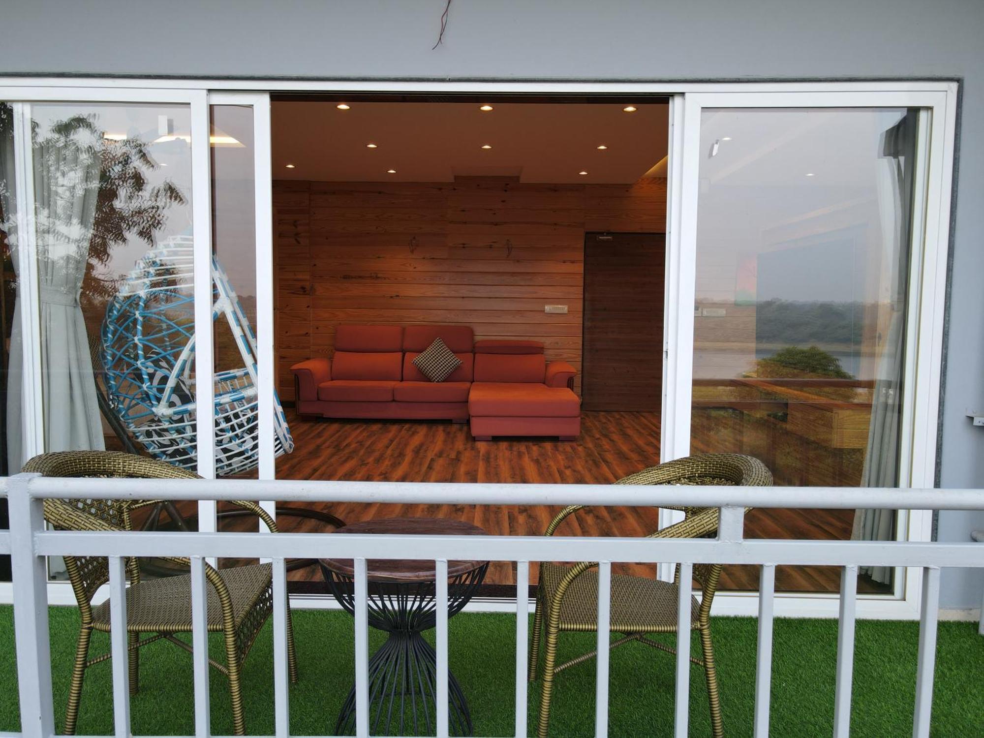 Krishna Riverside Resort Vasad Extérieur photo
